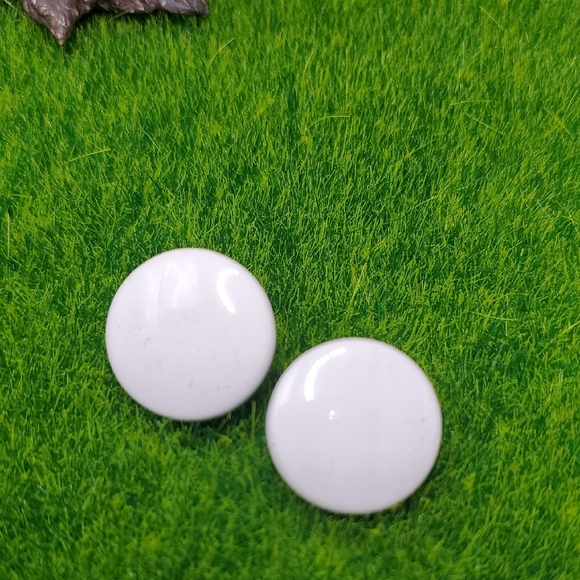 Simple White Disc Earrings E1005 - Picture 1 of 3